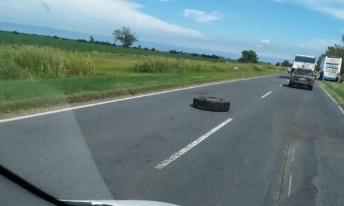 Un Coata perdió una rueda que luego impactó contra un vehículo