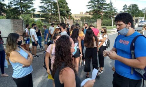 Estudiantes universitarios reclaman poder rendir sin cupos