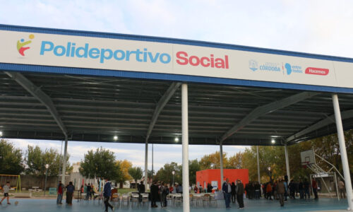 Schiaretti entregó 10 viviendas e inauguró un polideportivo social en Sampacho