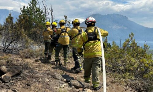 Bomberos cordobeses continúan combatiendo el fuego en El Maitén