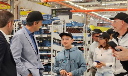 Thiago, el joven que construyó su propio tractor conoció la planta de CNH